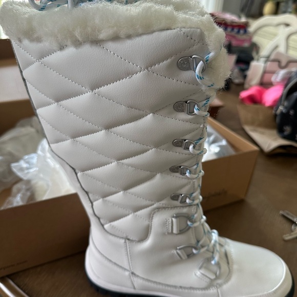 White bearpaw boots - Picture 3 of 5